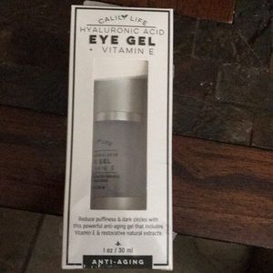 Hyaluronic acid eye gel with vitamin E